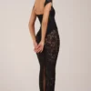 Vestido largo Elisa con cuello corazón en negro