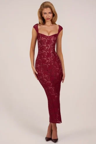 Vestido largo Elisa con escote corazón en rojo cereza