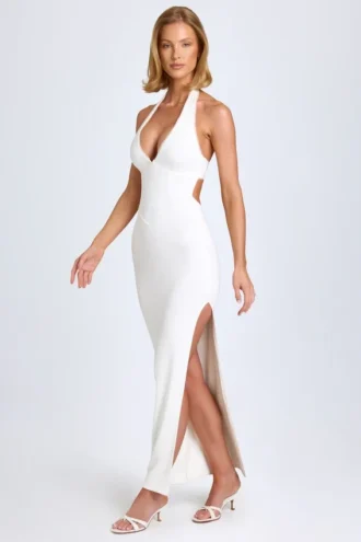 Vestido largo Elisana con cuello halter y ribete de encaje modal en blanco