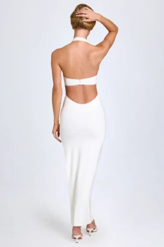 Vestido largo Elisana con cuello halter y ribete de encaje modal en blanco