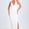 Vestido largo Elisana con cuello halter y ribete de encaje modal en blanco