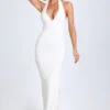 Vestido largo Elisana con cuello halter y ribete de encaje modal en blanco