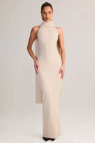 Vestido largo halter con detalle de bufanda de punto acanalado Dree en color crema