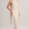 Vestido largo halter con detalle de bufanda de punto acanalado Dree en color crema