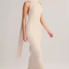 Vestido largo halter con detalle de bufanda de punto acanalado Dree en color crema