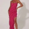 Vestido largo hasta los pies con volantes y tirantes cruzados de calicó en fucsia