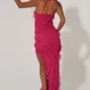 Vestido largo hasta los pies con volantes y tirantes cruzados de calicó en fucsia