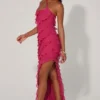 Vestido largo hasta los pies con volantes y tirantes cruzados de calicó en fucsia