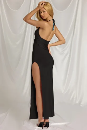 Vestido largo Indi con cuello halter en negro