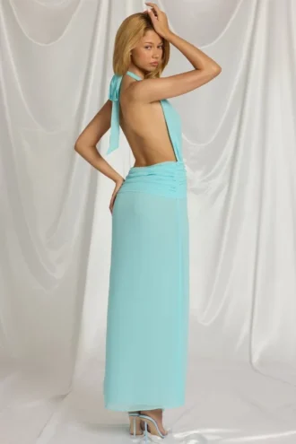 Vestido largo Kaeli con cuello halter en azul aguamarina