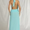 Vestido largo Kaeli con cuello halter en azul aguamarina