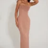 Vestido largo Palermo con cuello vuelto y tirantes finos adornado en beige