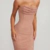 Vestido largo Palermo con cuello vuelto y tirantes finos adornado en beige