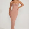 Vestido largo Palermo con cuello vuelto y tirantes finos adornado en beige