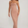 Vestido largo Palermo con cuello vuelto y tirantes finos adornado en beige