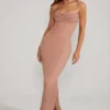 Vestido largo Palermo con cuello vuelto y tirantes finos adornado en beige