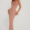 Vestido largo Palermo con cuello vuelto y tirantes finos adornado en beige