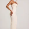 Vestido largo Palermo con cuello vuelto y tirantes finos adornado en blanco