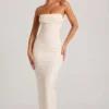 Vestido largo Palermo con cuello vuelto y tirantes finos adornado en blanco