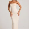 Vestido largo Palermo con cuello vuelto y tirantes finos adornado en blanco