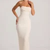 Vestido largo Palermo con cuello vuelto y tirantes finos adornado en blanco
