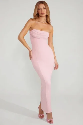 Vestido largo Palermo con cuello vuelto y tirantes finos adornados en color rosa palo