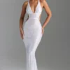 Vestido largo sin espalda con aberturas y adornos Magdalena en blanco
