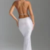 Vestido largo sin espalda con aberturas y adornos Magdalena en blanco