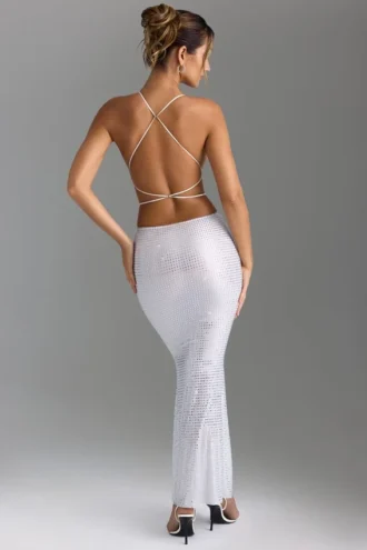 Vestido largo sin espalda con aberturas y adornos Magdalena en blanco