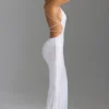 Vestido largo sin espalda con aberturas y adornos Magdalena en blanco