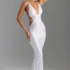 Vestido largo sin espalda con aberturas y adornos Magdalena en blanco