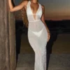 Vestido largo sin espalda con adornos Lanai en blanco