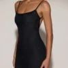 Vestido largo sin espalda con adornos transparentes Celandine en negro