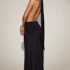 Vestido largo sin espalda con cuello halter de jersey suave Merryth en negro