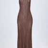 Vestido largo sin espalda con cuello halter Solara en color bronce