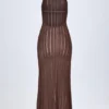 Vestido largo sin espalda con cuello halter Solara en color bronce