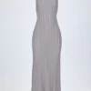 Vestido largo sin espalda con cuello halter Solara en color plata