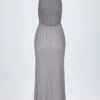 Vestido largo sin espalda con cuello halter Solara en color plata