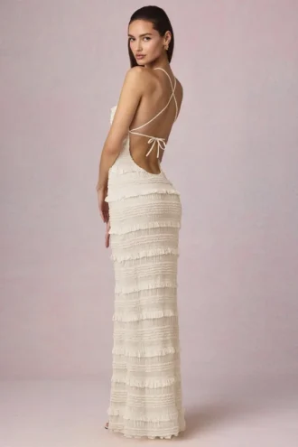 Vestido largo sin espalda con cuello halter y volantes Tove en color marfil