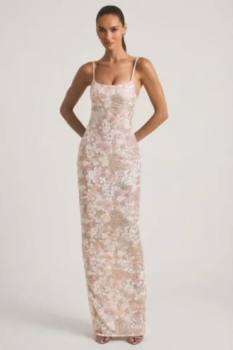 Vestido largo sin espalda con cuello redondo y adornos «Tavira» en color marfil