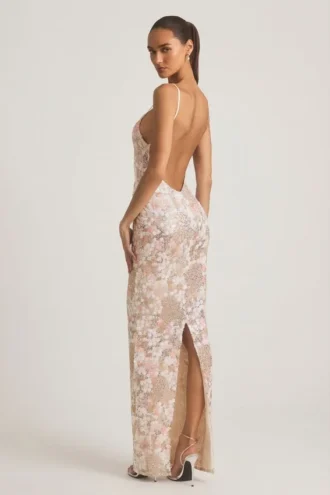 Vestido largo sin espalda con cuello redondo y adornos «Tavira» en color marfil