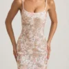 Vestido largo sin espalda con cuello redondo y adornos «Tavira» en color marfil