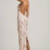 Vestido largo sin espalda con cuello redondo y adornos «Tavira» en color marfil