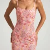 Vestido largo sin espalda con cuello redondo y adornos Tavira en rosa