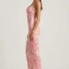 Vestido largo sin espalda con cuello redondo y adornos Tavira en rosa