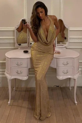 Vestido largo sin espalda con cuello vuelto y adornos Feyre en dorado