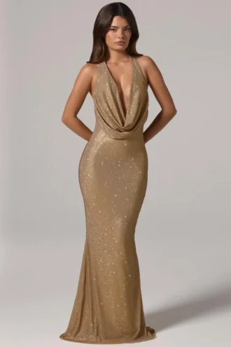 Vestido largo sin espalda con cuello vuelto y adornos Feyre en dorado