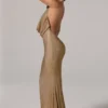 Vestido largo sin espalda con cuello vuelto y adornos Feyre en dorado