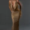 Vestido largo sin espalda con cuello vuelto y adornos Feyre en dorado