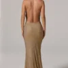 Vestido largo sin espalda con cuello vuelto y adornos Feyre en dorado